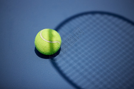 球拍影子下的网球图片