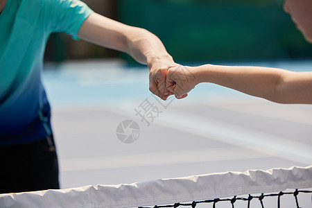 户外运动员网球对战碰拳图片