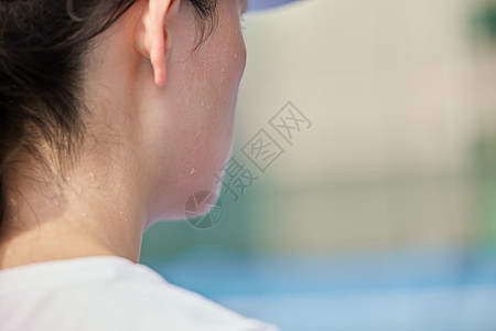 女性网球手流汗特写背景图片