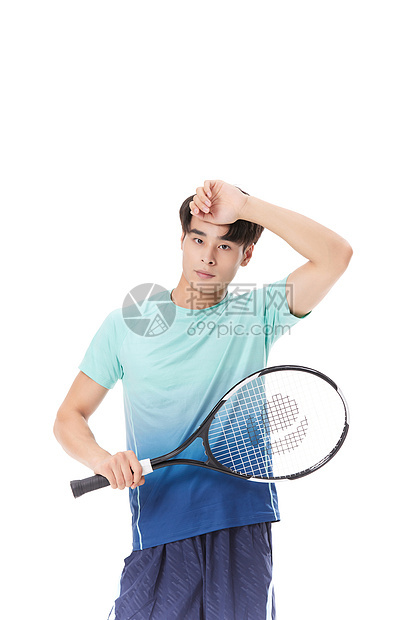 拿着网球拍边擦汗男性运动员图片