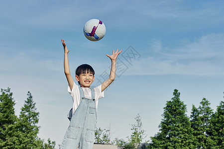 足球草坪小男孩户外游玩抛足球背景