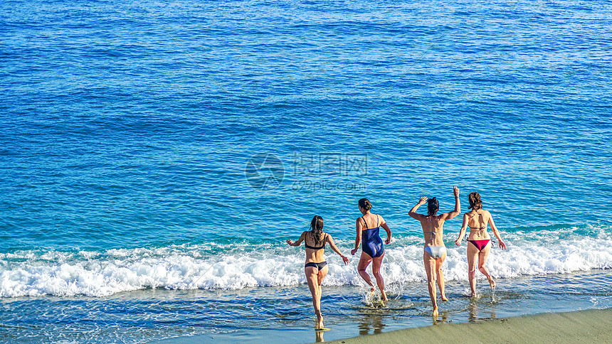 夏日海边奔跑的女人背影图片