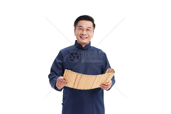 中年国学老师打开竹简面带微笑图片