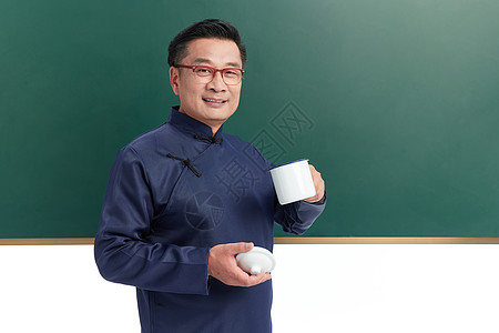民国教室中年国学老师在黑板前喝水背景
