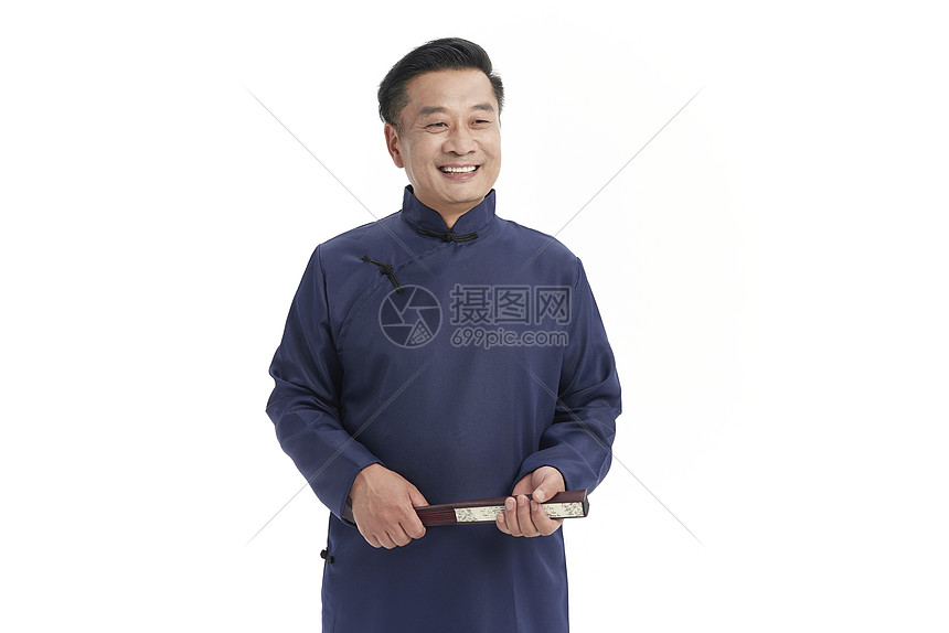 中年国学老师拿着折扇面带微笑图片
