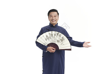 中年国学老师拿着扇子看向前方背景图片
