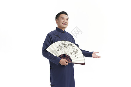 中年国学老师拿着扇子看向远方图片