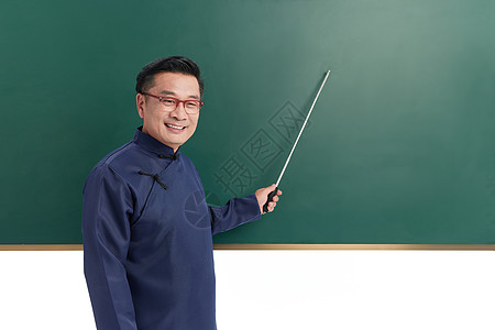民国教室中年国学老师用教棒敲黑板背景