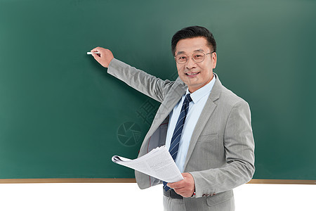 中年教授在黑板上书写图片