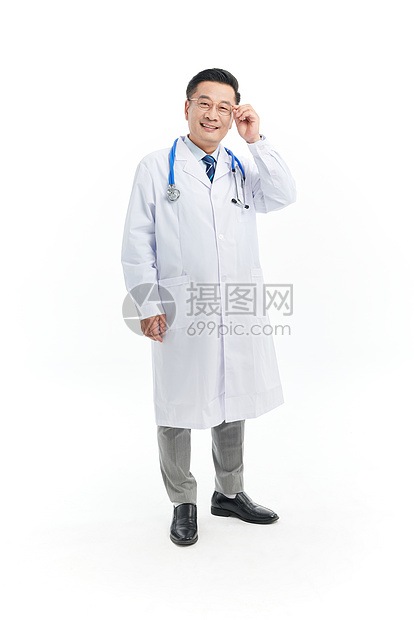 中年医生扶着眼镜面带微笑图片