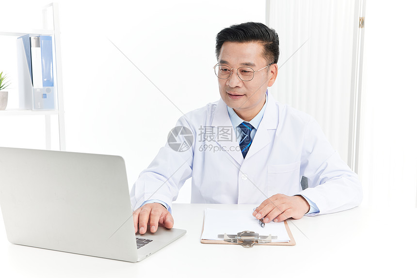 中年医生查看笔记本电脑图片
