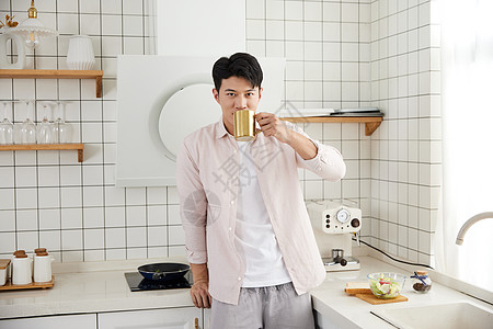 帅气的年轻男士在厨房喝咖啡图片