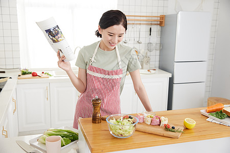 年轻女孩在厨房学做菜图片