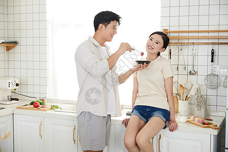 年轻情侣在厨房里吃早餐图片