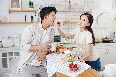 年轻情侣在厨房吃早餐图片