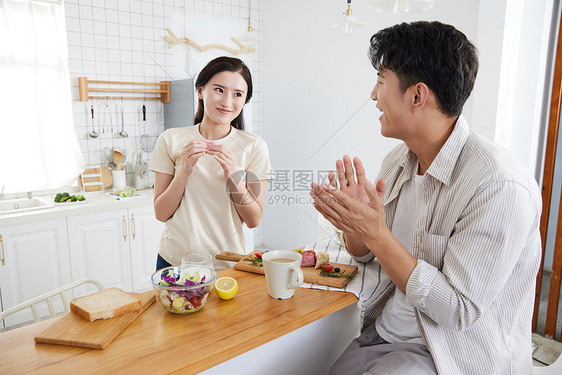 年轻情侣在厨房吃早餐图片