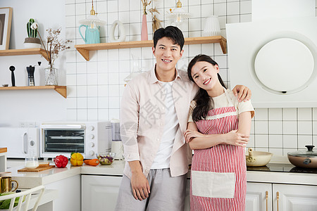 快乐的年轻情侣在厨房图片