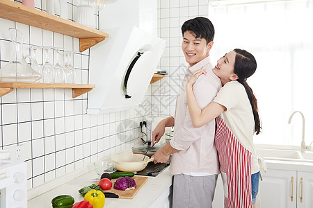 年轻情侣在厨房里做轻食高清图片