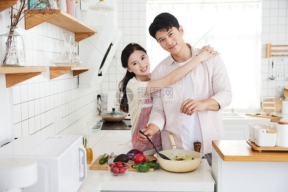 年轻情侣在厨房里做轻食图片