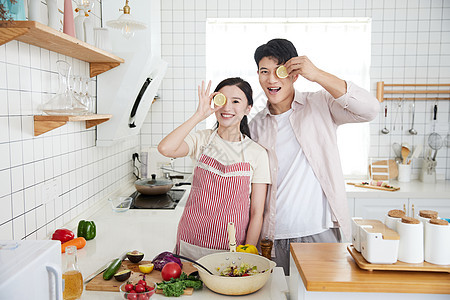 快乐的年轻情侣在厨房里图片