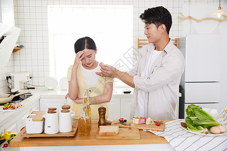 年轻情侣在厨房吵架图片