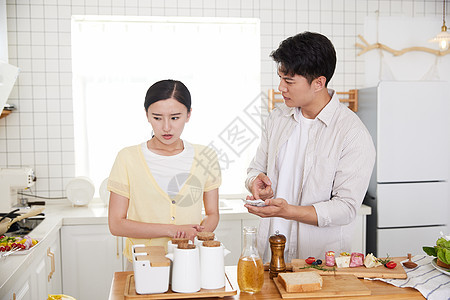 年轻情侣在厨房因为账单闹矛盾图片