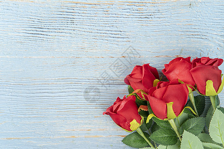 桌上摆拍的玫瑰花图片