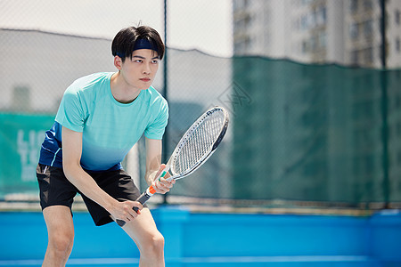 球场上打网球的男性图片