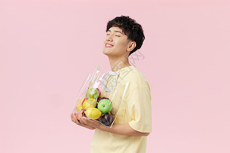 韩系帅哥手抱水果袋侧面图片