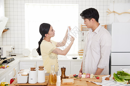 年轻情侣在厨房因账单争吵图片