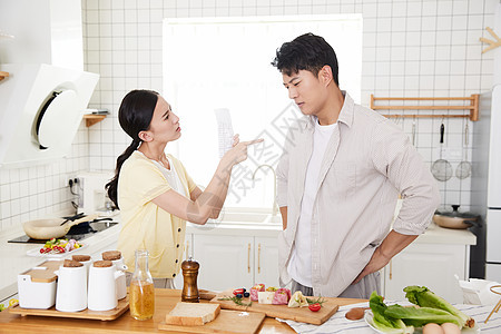 年轻情侣在厨房因账单发生争执图片