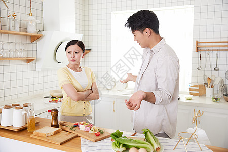 年轻情侣在厨房争吵背景