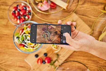 餐桌拍摄用智能手机拍摄轻食沙拉背景