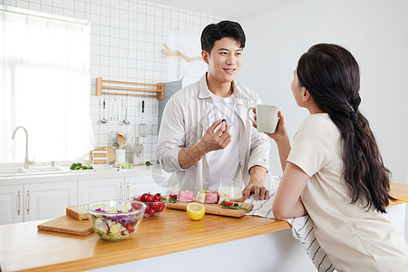 年轻情侣在厨房里吃早饭图片
