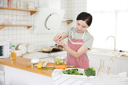 年轻人做饭年轻的女孩在厨房做饭背景