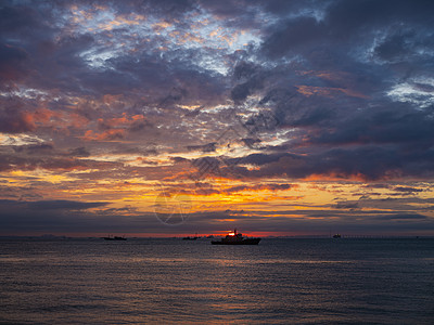 宁静的海湾和晚霞背景图片