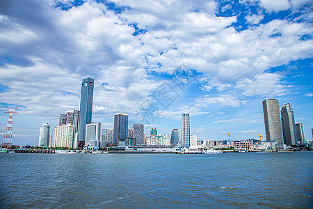 蓝天白云下的福建厦门海湾公寓商务区图片