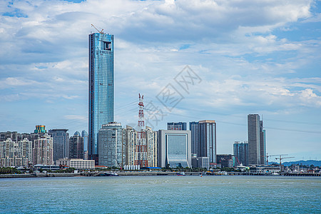 厦门旅游蓝天白云下的福建厦门海湾公寓商务区背景