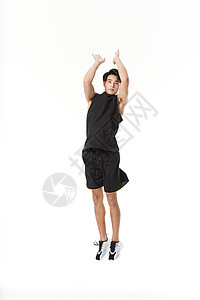 男生跳跃投篮球图片