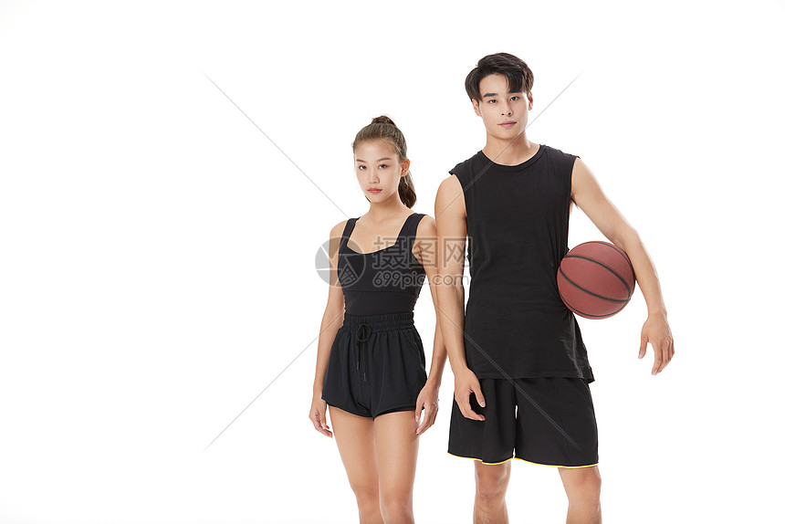 打篮球的情侣形象图片