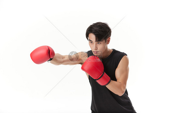 男性拳击选手出拳形象图片