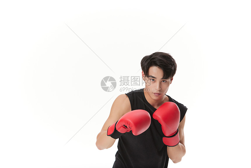男性拳击选手准备动作图片