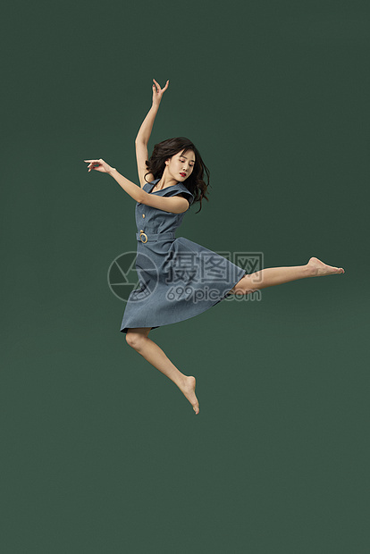 女性舞蹈跳跃动作图片