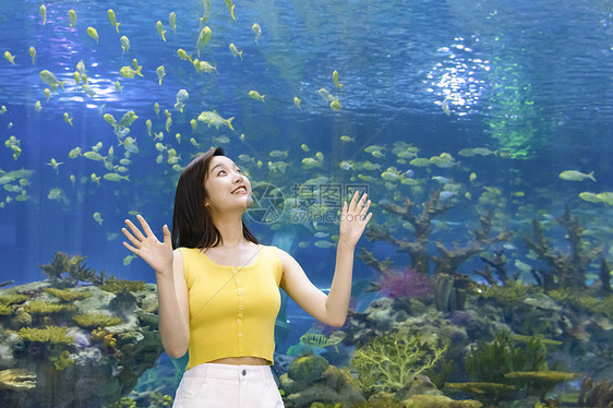 青年女性假期游玩海洋水族馆图片