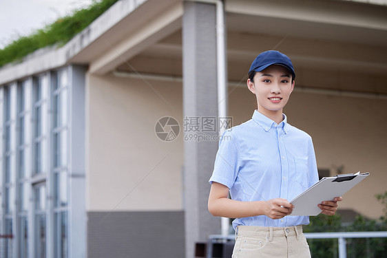 核对快递信息的女快递员图片