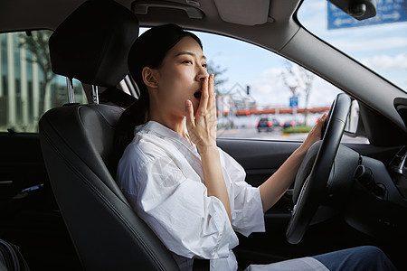 疲劳驾驶的年轻女司机图片