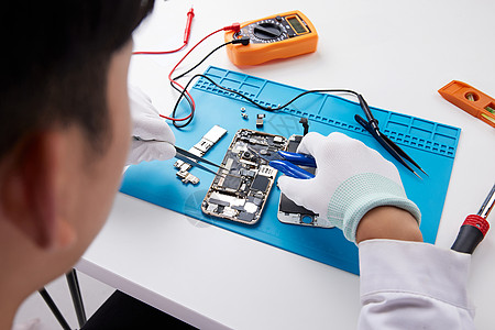 佛华测维修工在修智能手机背景