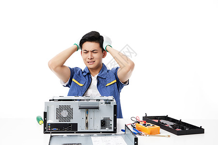 年轻的维修工在修电脑时遇到难题图片