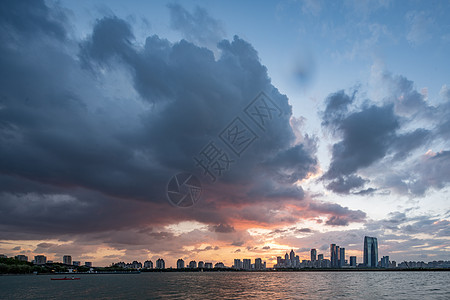 夏季台风天来临的苏州金鸡湖建筑群图片