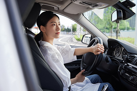 汽车司机年轻女性白领驾车背景